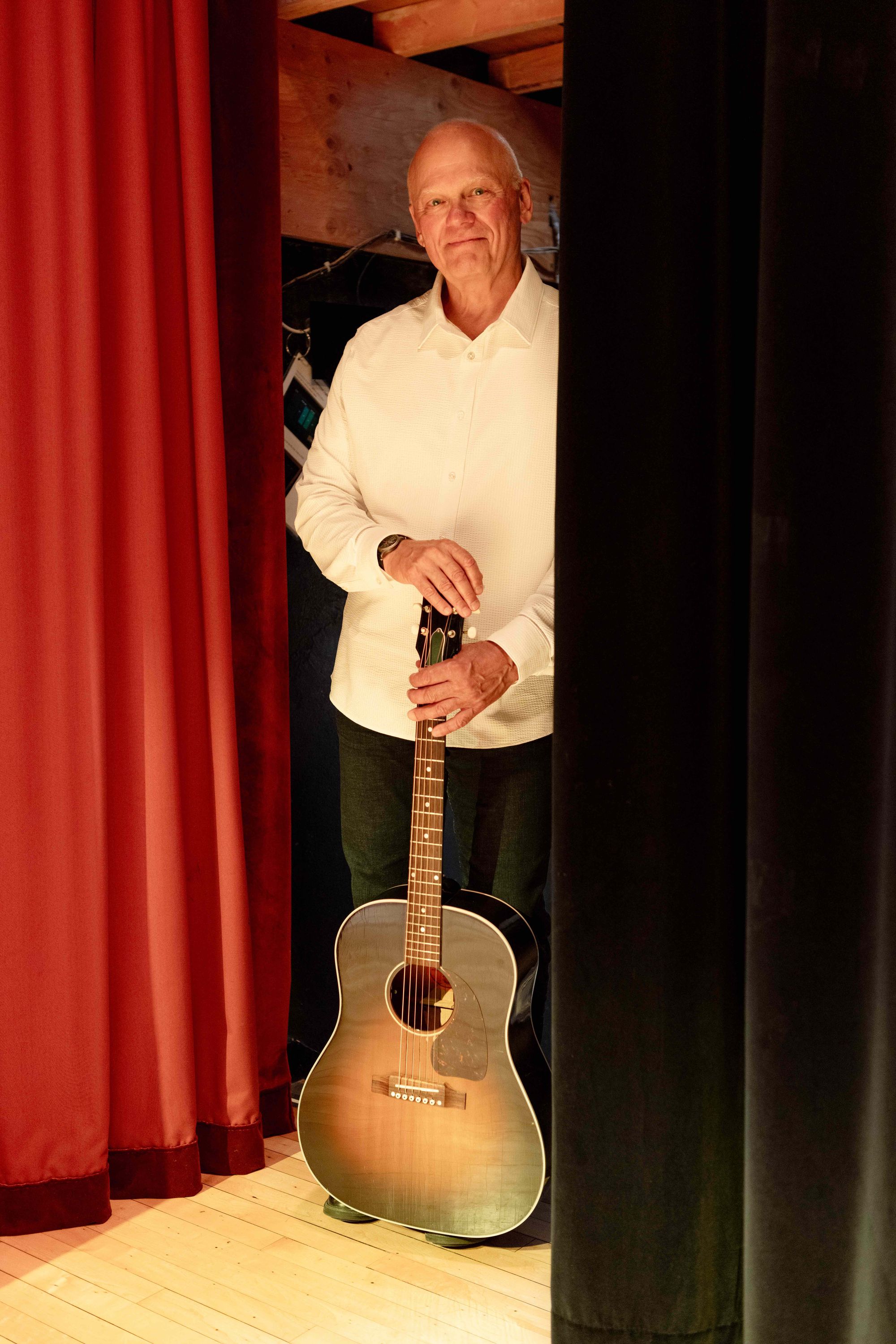 Dennis O'Brien backstage